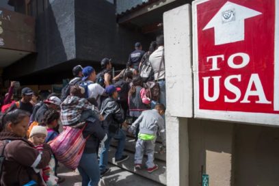 Gobernador de Texas usaría poderes de guerra para reprimir creciente llegada de migrantes