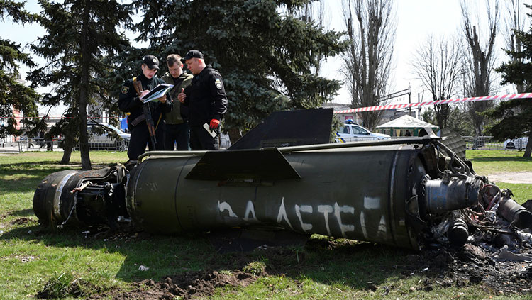 Restos del misil lanzado por los ucranianos contra una estación de tren, donde tiene numeración que lo identifica como de las Fuerzas Armadas locales y no Rusia, como señalan los medios de prensa occidentales. Foto: Russia Today