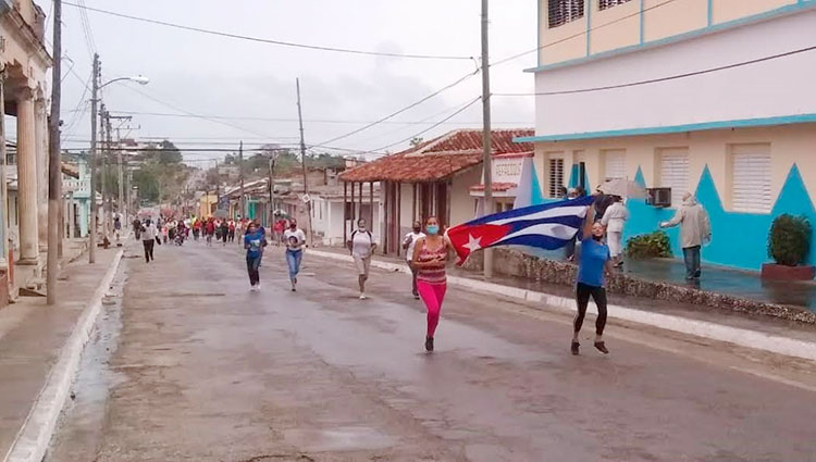 Con una marcha maratón los trabajadores nueviteros confirman su compromiso por celebrar el Primero de Mayo. Foto: Cortesía de la CTC en Nuevitas