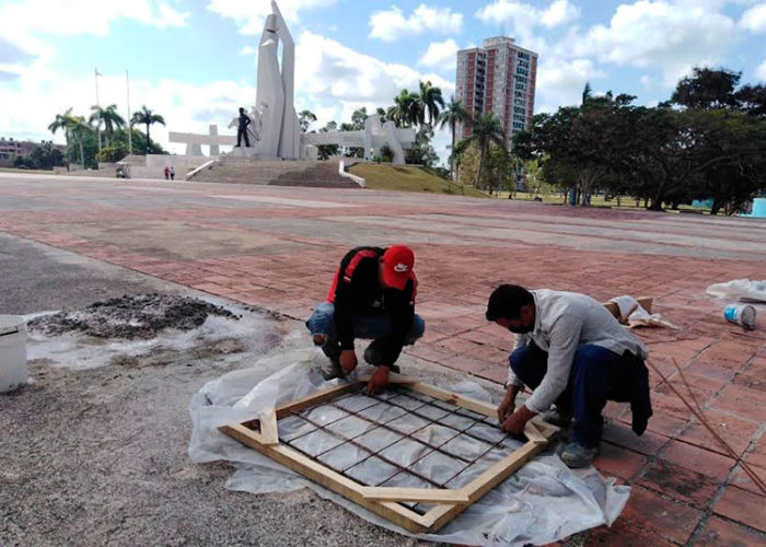 La plaza de la Revolución Mayor General Ignacio Agramonte se alista para celebrar el Primero de Mayo. Foto: Gretel Díaz Montalvo