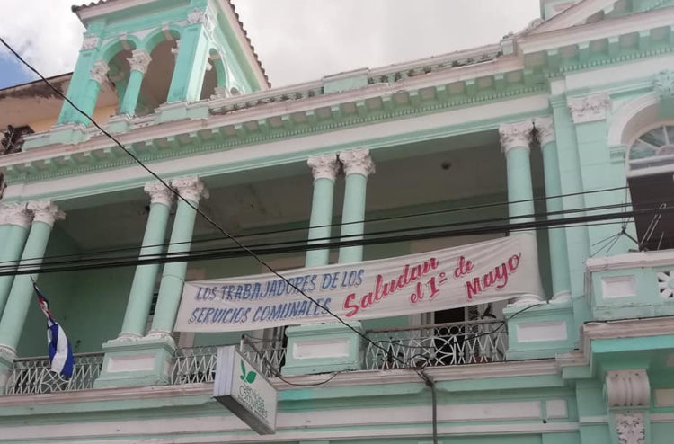 El engalanamiento de los centros laborales en saludo al Primero de Mayo, ya es un hecho en Pinar del Río. Foto: Nelson Alonso