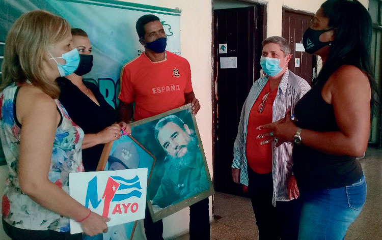 Dirigentes sindicales y administrativos de Flora y Fauna Santiago puntualizan, junto a Daysi Pozo Vera, secretaria general del Sindicato Agropecuario, Forestal y Tabacalero en la provincia (a la derecha) la organización del desfile por el Primero de Mayo. Foto: Betty Beatón Ruiz