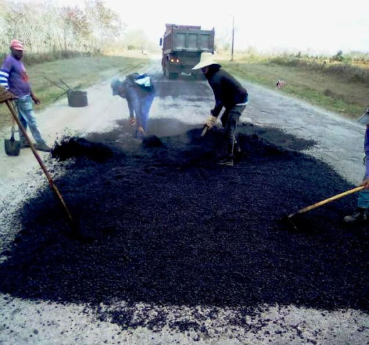 El bacheo es una alternativa a las carencias de recursos para los trabajos más completos que requieren las calles y avenidas. Foto: Cortesía del Sindicato de la Construcción