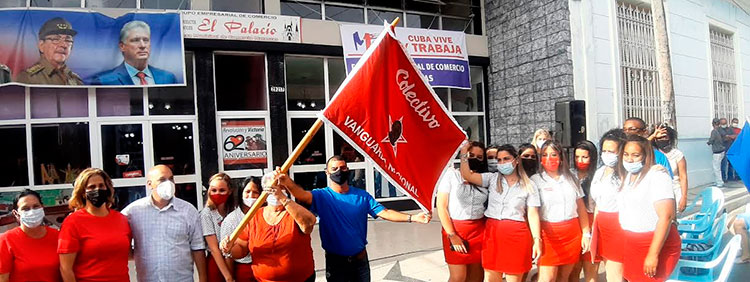 La Ministra de Comercio Interior (segunda a la izquierda) y representantes del Partido y la CTC entregaron el estandarte de Vanguardia Nacional. Foto: Facebook Nadiesma Gómez