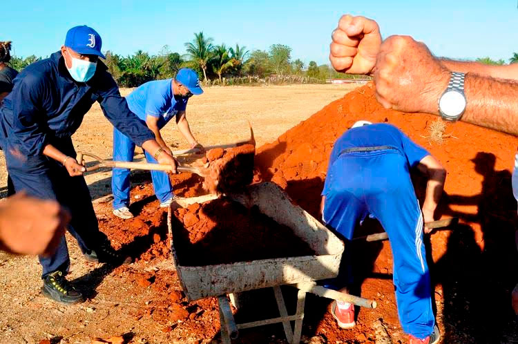 Toma forma un terreno de béisbol para atletas en edad escolar. Foto: José Raúl Rodríguez Robleda