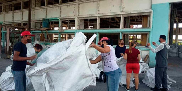 En la Empresa de Materiales de la Construccion, de Cienfuegos, laboraron en la producción de áridos y la selección de los medios para trasladarlos hacia las obras que se ejecutan en el aeropuerto de Cayo Largo del Sur. Foto: Ismelys Ortiz Albolay