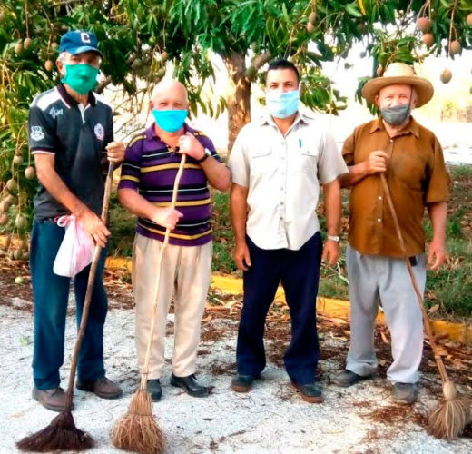 La emblemática "KTP" contó este domingo con el aporte de un grupo de jubilados comprometidos con el movimiento sindical holguinero. Foto: Cortesía de la Empresa de Combinadas Cañeras LX Aniversario de la Revolución de Octubre (KTP)