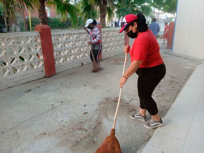 Integrantes del secretariado provincial de la CTC participaron en la jornada de higienización desarrollada en Pinar del Río. Foto: Yolanda Molina Pérez