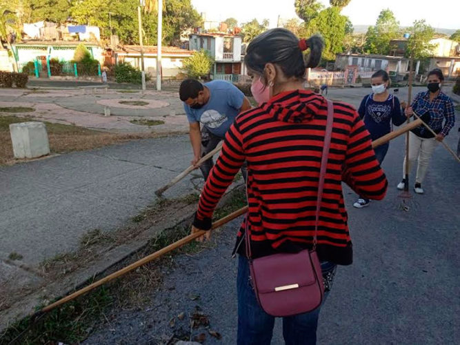 El colectivo de la Empresa de Proyectos, Arquitectura e Ingeniería de Pinar del Río, Génesis, asumió la limpia de aceras y contenes. Foto: Yolanda Molina Pérez