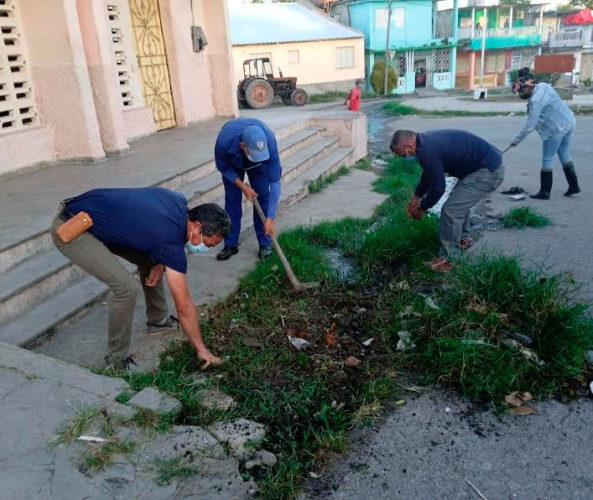 Eliminar sitios de propagación de vectores como los mosquitos fue uno de los propósitos del trabajo voluntario. Foto: Yolanda Molina Pérez