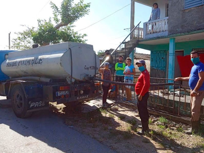 El apoyo a la distribución de aguas por pipas fue uno de los beneficios que recibió la comunidad. Foto: Yolanda Molina Pérez