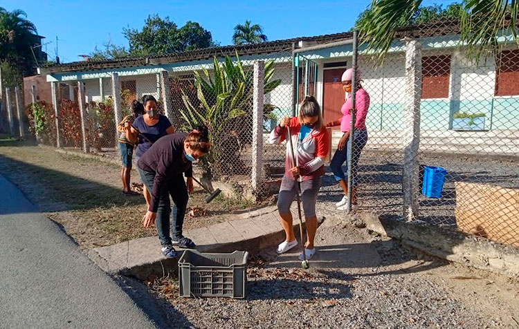 En los centros escolares ubicados en la demarcación se realizaron tareas de limpieza y embellecimiento. Foto: Yolanda Molina Pérez