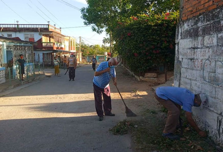 Aunque sin la masividad, deseada y esperada, los vecinos participaron en el trabajo voluntario. Foto: Yolanda Molina Pérez