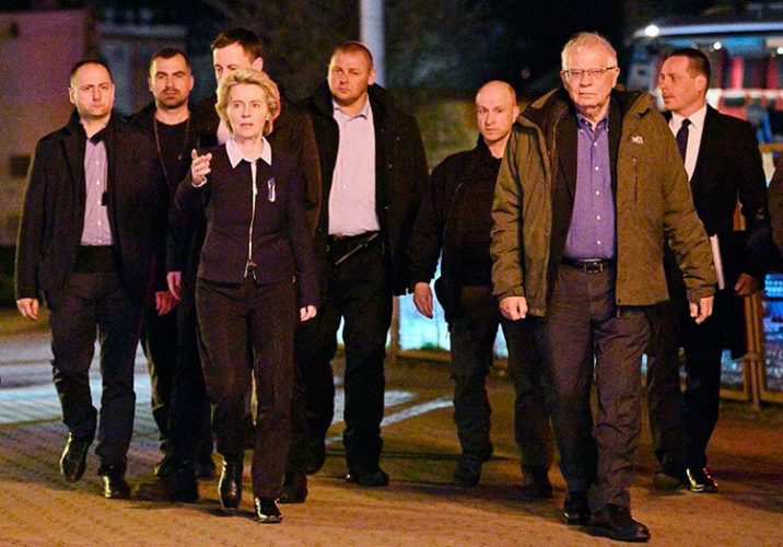 Ursula von der Leyen, presidenta de la Comisión Europea, Josep Borrell, secretario política exterior de la UE y el premier eslovaco, Edard Heger, visita Kiev a principios de abril. Foto: El País