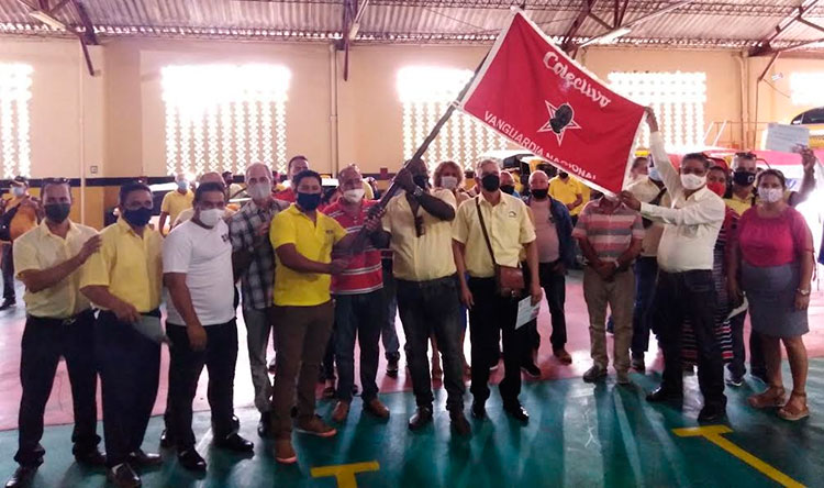 Con 191 medios de transporte la Agencia de Taxi Camagüey destacó por su entrega en el enfrentamiento a la Covid-19, por eso alzan con orgullo la bandera de Vanguardia Nacional. Foto: Gretel Díaz Montalvo