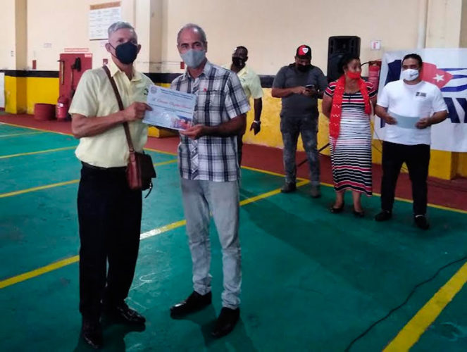 Durante la entrega del estandarte a la entidad de Taxi Camagüey fueron reconocidos, además, un grupo de trabajadores destacados. Foto: Gretel Díaz Montalvo