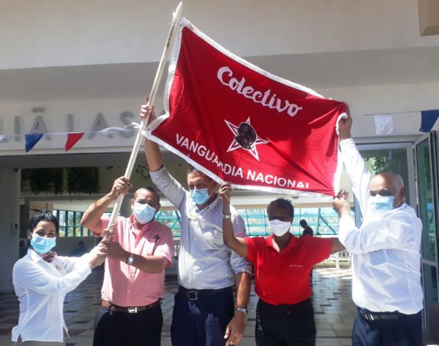 Meliá Las Antillas exhibe feliz su bandera de Vanguardia Nacional. Foto: Noryis