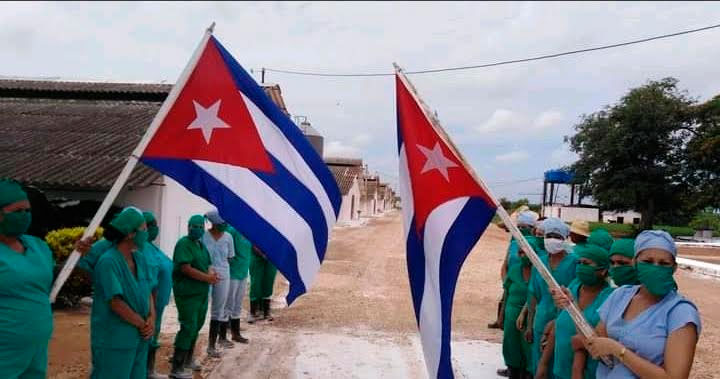 Las mujeres que atienden en las naves a las gallinas ponedoras, en el avileño municipio de Primero de Enero, volverán a enarbolar las banderas como ganadoras de la emulación sindical por su gestión integral en 2021. Foto: José Luis Martínez Alejo