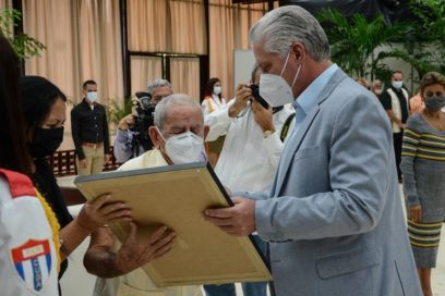 Preside Díaz-Canel acto de condecoración a campesinos cubanos
