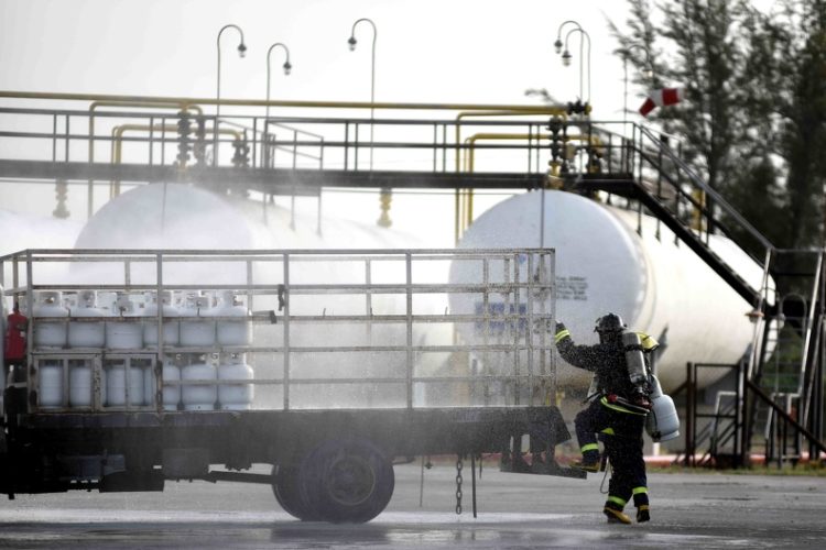Trabajadores de la Empresa Cubana del Gas S.A. realizan ejercicio de emergencia simulada de fuga de gas por el fondo de un cilindro de 10kg en un camión plataforma. Foto: Omara García Mederos/ ACN