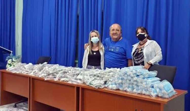 El donativo consiste en más de 2 mil mascarillas sanitarias e igual cantidad de jeringuillas. Al centro el profesor ecuatoriano Oscar Vélez Mora / Foto: Magalys Chaviano.