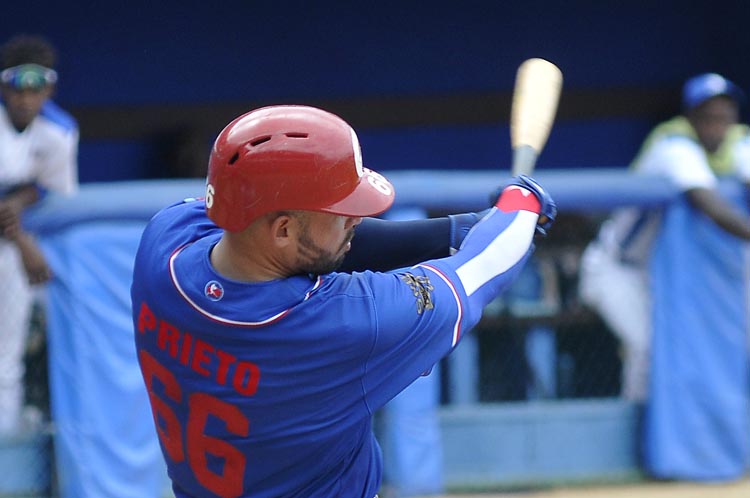 Iván Prieto conectó hit de oro al jardín central ante Industriales. Foto José Raúl Rodríguez Robleda