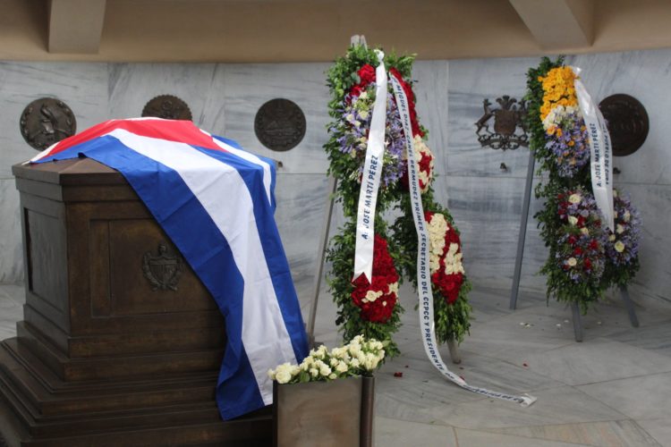 Flores frescas para el más universal de los cubanos en el 127 aniversario de su caída en combate. Foto: Tomada del Perfil de Twitter de José Ramón Monteagudo Ruiz