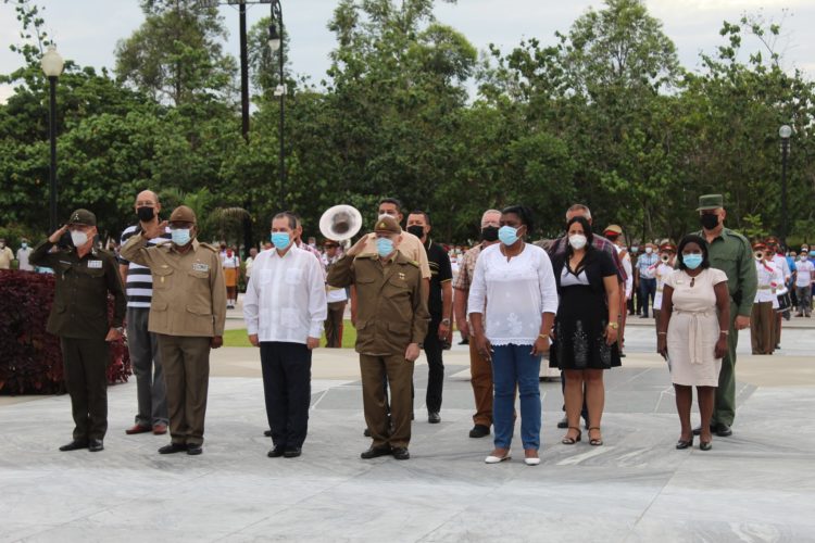 El Héroe de la República de Cuba y viceprimer ministro, Ramiro Valdés, junto a las máximas autoridades de la provincia, encabezaron el homenaje al Apóstol. Foto: Tomada del Perfil de Twitter de José Ramón Monteagudo Ruiz