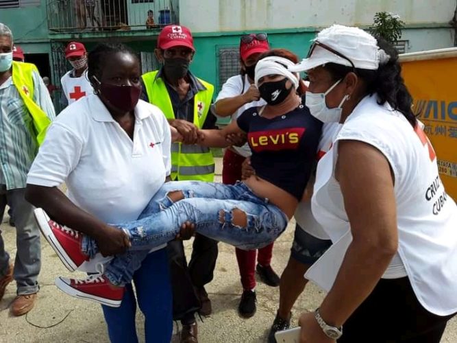 Ejercicio de preparación para caso de sismo por parte del grupo de operaciones y socorro de la Cruz Roja, con el apoyo de trabajadores de Comunales y del sector eléctrico, en el avileño municipio de Baraguá. Foto: Neudel Quintero Matos