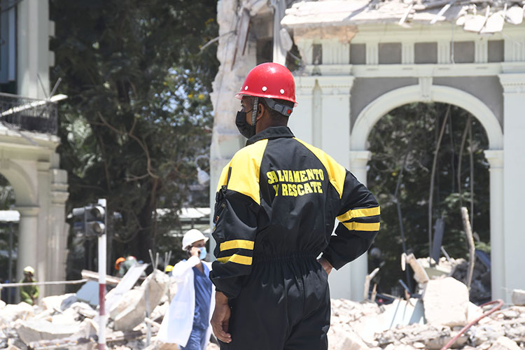 Los hombres de Rescate y Salvamento fueron vitales para controlar la situación. Foto: Joaquín Hernández Mena.