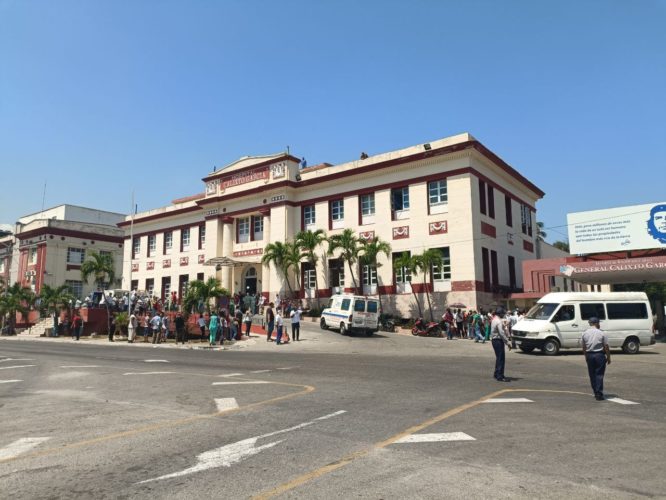 Los heridos son atendidos en el Calixto García. Foto: Thalía Fuentes Puebla/Cubadebate.
