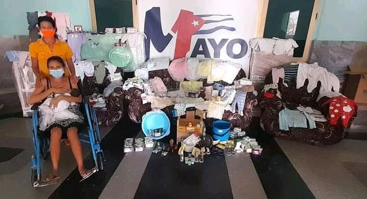 En el marco de la jornada por el Día de los Trabajadores, la CTC en el municipio Camagüey donó una canastilla el primer bebé nacido el Primero de Mayo. Foto: Cortesía del Comité Municipal de la CTC en Camagüey