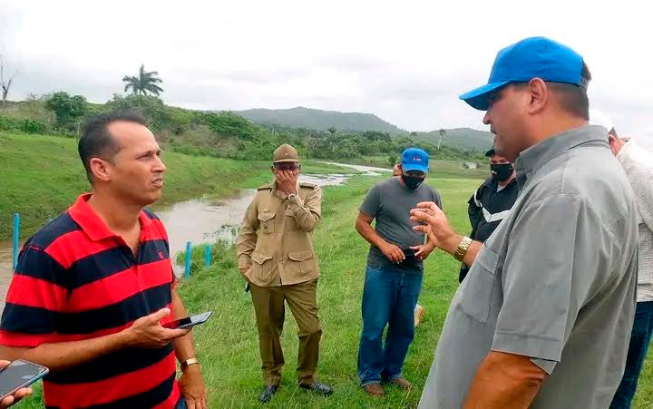 Liván Izquierdo Alonso (a la derecha), primer secretario del Partido en Ciego de Ávila, junto a otros dirigentes, comprobaron en el terreno las medidas preventivas para evitar pérdidas por intensas lluvias. Foto: Dianelis Marín Dewar