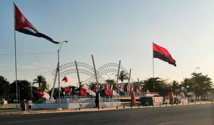 La tribuna principal en la Plaza de la Ciudad de Cienfuegos amaneció bellamente engalanada con banderas cubana y del 26 de Julio y banderolas tricolores. Foto: Cortesía de la CTC