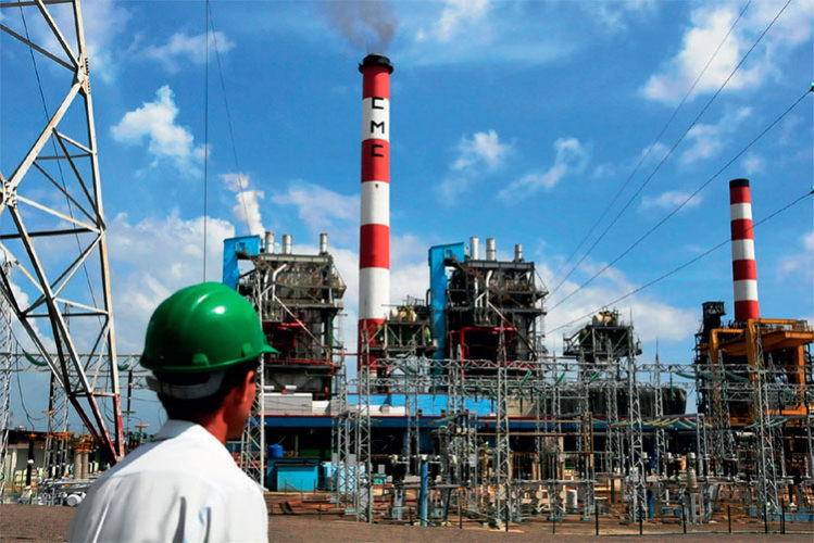 El aporte de los trabajadores resultó esencial en los resultados que propiciaron el otorgamiento a Cienfuegos de la sede del acto nacional por el 26 de Julio. En la foto, la central termoeléctrica Carlos Manuel de Céspedes, sobresaliente colectivo laboral. Foto: Modesto Gutiérrez/ACN