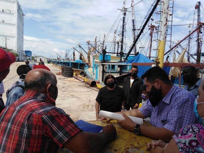 La jefa del departamento de asuntos religiosos del Comité Central dialogó, además, con trabajadores de la Empresa Pesquera Industrial. Foto: Gretel Díaz Montalvo