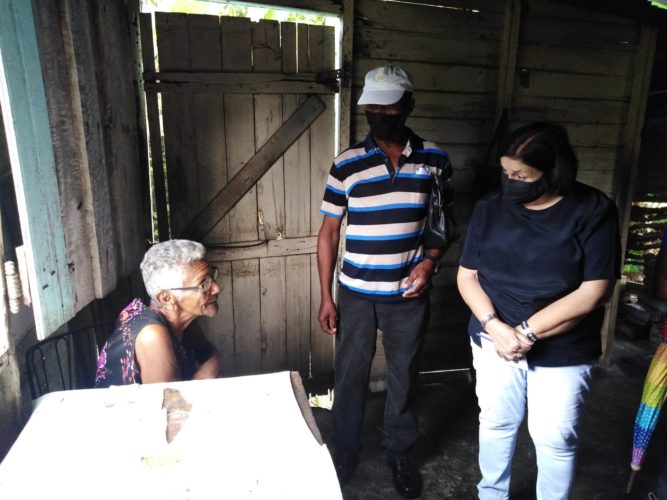 En el municipio de Santa Cruz del Sur, Caridad Diego Bello, miembro del secretariado del Comité Central recorrió áreas de la comunidad Haití e intercambió con pobladores vulnerables. Foto: Gretel Díaz Montalvo