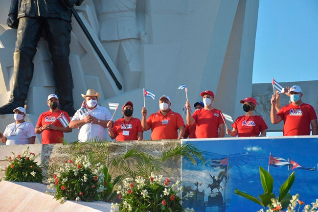 En la fiesta camagüeyana por el Primero de Mayo están presentes Luis Perdomo Di-lella, vice primer ministro; Rafael Santiesteban Pozo, presidente de la Anap; Eloy Álvarez Martínez, ministro de Industria y William Licor González, secretario del sindicato nacional de trabajadores azucareros. Foto: Alejandro Rodríguez Leiva