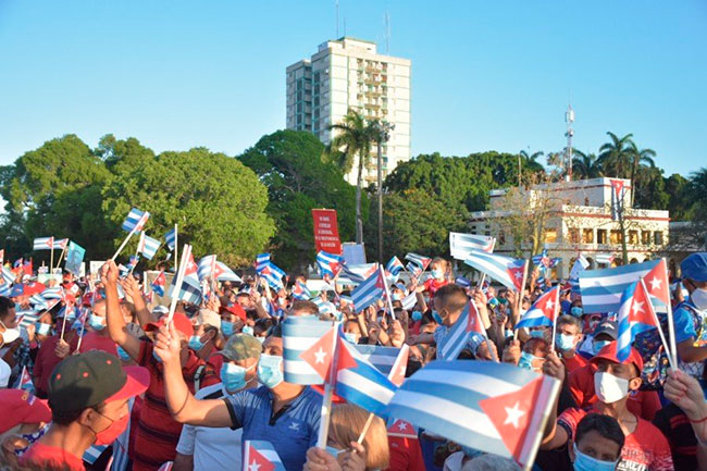 El pueblo camagüeyano en bloques compactos desfila por la plaza de la Revolución Mayor General Ignacio Agramonte. Foto: Alejandro Rodríguez Leiva