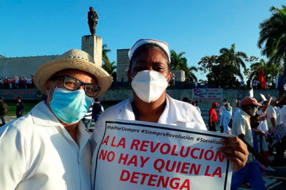 Trabajadores de la salud desfilan por Cuba