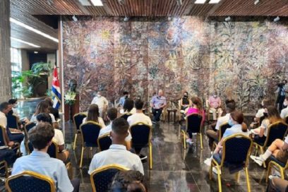 Presidente cubano intercambia con estudiantes de la enseñanza media