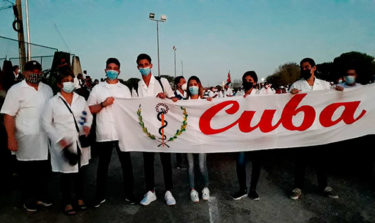 Los estudiantes de medicina al frente del bloque de la Salud, que abrirá el desfile de los sindicatos. Foto: Lianne Fonseca