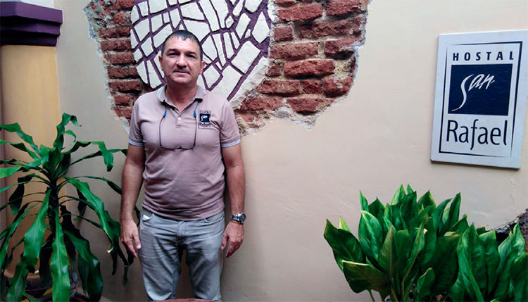 Rafael desea que se apliquen medidas que flexibilicen los vuelos hacia la isla. Foto: Gretel Díaz Montalvo