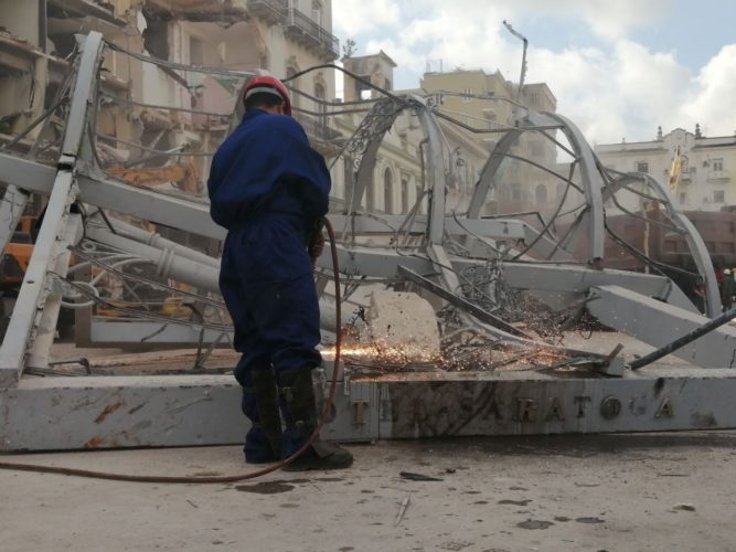 Se retiran estructuras del hotel Saratoga para avanzar en las operaciones de rescate y salvamento. Foto: Cubadebate.