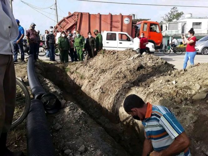 La presidenta del Consejo de Defensa Provincial Deivy Pérez Martín y Teresita Romero, vicepresidenta de ese órgano, constataron las acciones prácticas del Meteoro 2022 efectuadas en varias zonas de la ciudad de Sancti Spíritus. Foto: Orlandito Suárez