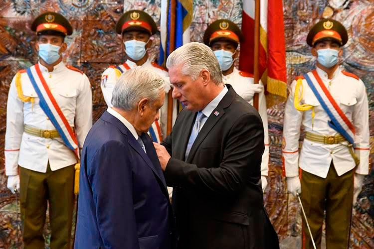 El presidente de los Estados Unidos Mexicanos, Andrés López Obrador, recibió en su pecho la Orden José Martí de manos del Primer Secretario del Comité Central del Partido y Presidente de la República de Cuba, Miguel Díaz-Canel Bermúdez. Foto: Joaquín Hernández Mena