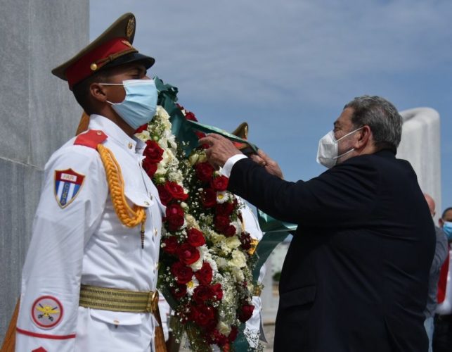 Ralph Everard Gonsalves, primer ministro y ministro de Relaciones Exteriores, Seguridad Nacional, Asuntos Legales e Información de San Vicente y las Granadinas, rinde tributo al Héroe Nacional José Martí en el memorial que lleva su nombre. Foto: Omara García/ ACN