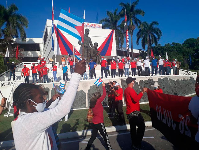 Miles de espirituanos marcharon por las calles que conducen a las plazas de la Revolución de las ocho cabeceras municipales este Primero de Mayo. Foto: Yuleiky Obregón Macías