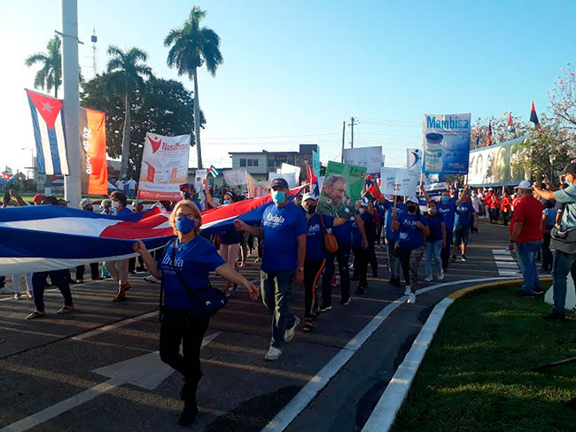 El personal de la salud y los trabajadores de la ciencia encabezaron el multitudinario desfile. Foto: Yuleiky Obregón Macías