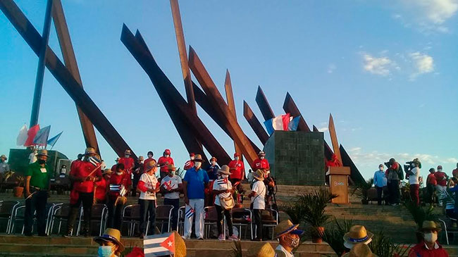 El vicepresidente de la República, Salvador Valdés Mesa, acompañó el desfile de los santiagueros por la plaza Antonio Maceo. Foto: Betty Beatón Ruiz